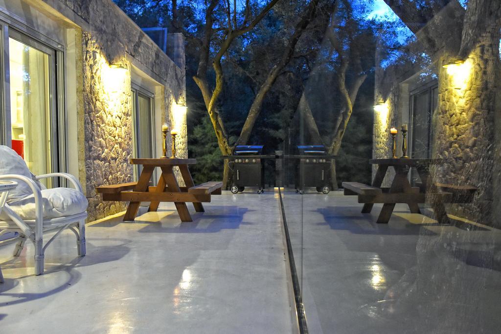 Mavres Luxury Studio Ágios Matthaíos Екстериор снимка